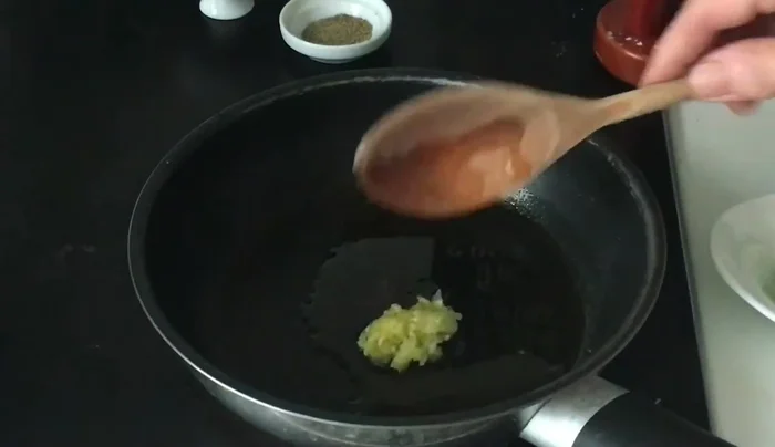 Faire suer l'ail et l'oignon dans un peu d'huile d'olive.