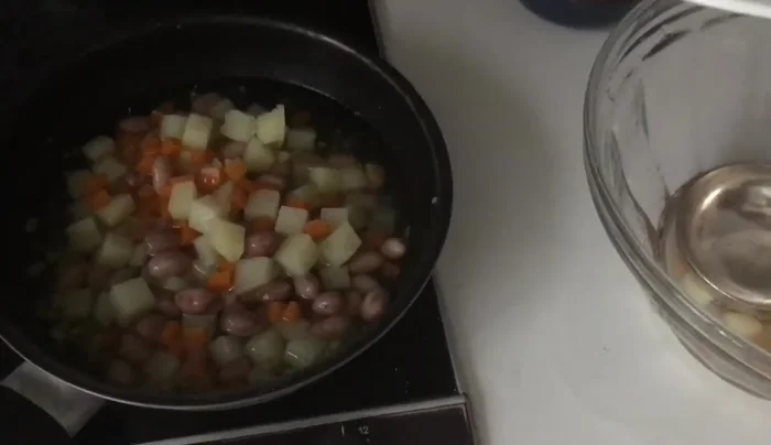 Ajouter les petits pois, les fèves, la tomate, le basilic, saler, poivrer et mélanger.