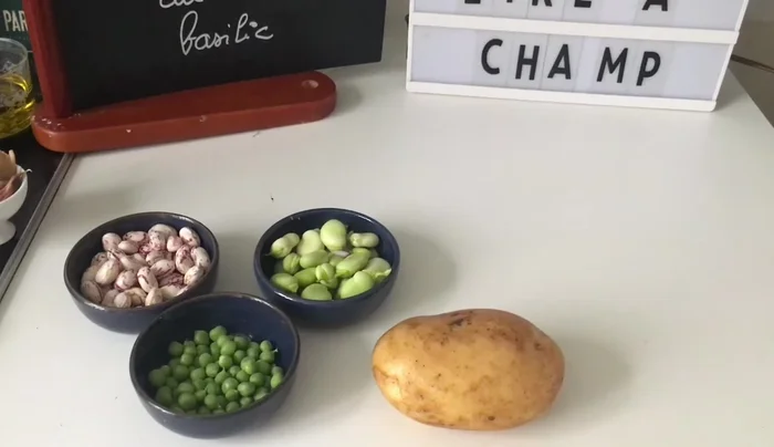 Éplucher et couper la pomme de terre en petits dés, les mettre dans un saladier d'eau pour éviter qu'elles ne noircissent.