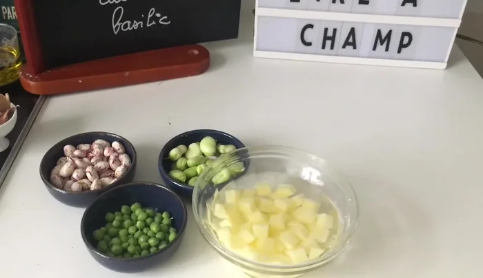 Éplucher et couper la carotte en petits dés.