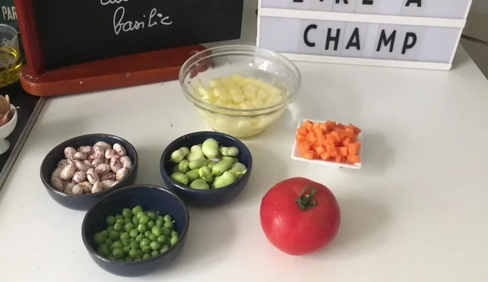 Couper la tomate en petits dés, enlever les pépins.