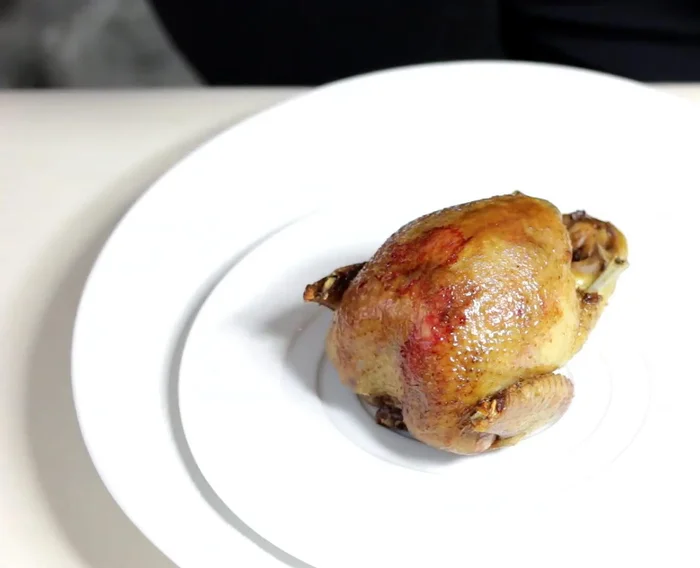 On commence par couper la tête du pigeon et retirer la fourchette (partie située sous la poitrine). Ceci facilite la découpe.