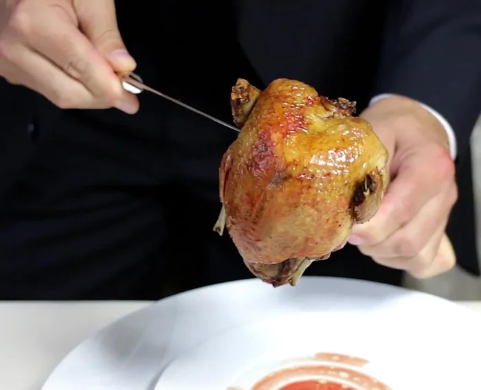 Détacher la première cuisse en glissant le couteau sous le joint. Répéter l'opération pour la deuxième cuisse.