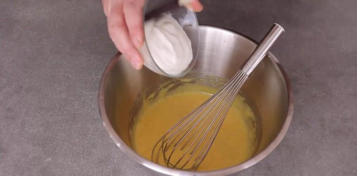 Incorporer le fromage blanc à la préparation.