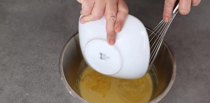 Verser le jus d'orange refroidi dans la préparation et mélanger soigneusement.