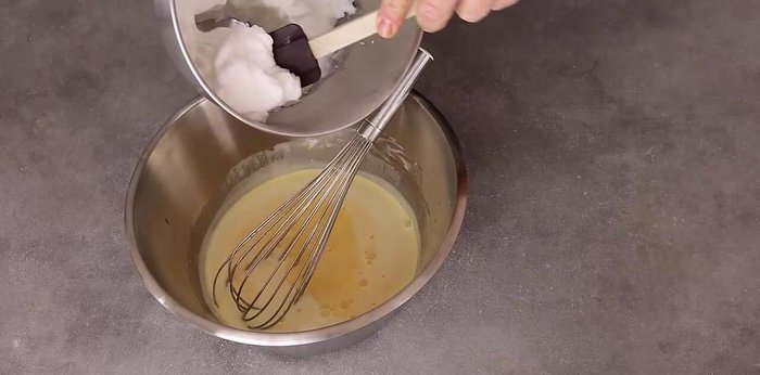 Incorporer délicatement un quart des blancs en neige à la préparation pour la détendre.