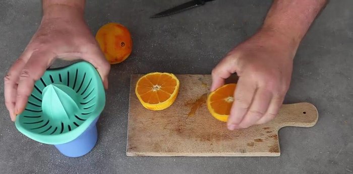 Presser les oranges pour obtenir le jus.