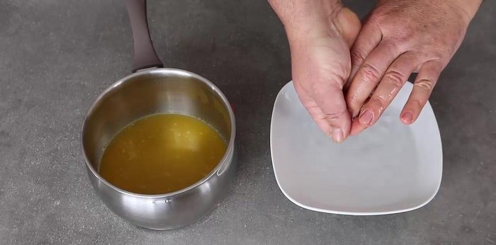 Ajouter les feuilles de gélatine essorées au jus d'orange chaud et mélanger soigneusement au fouet. Laisser refroidir.