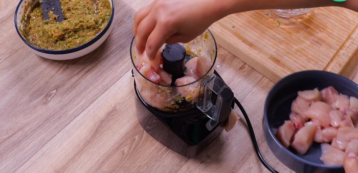 Mettre les dés de poulet dans le hachoir et mixer pour obtenir une viande hachée.