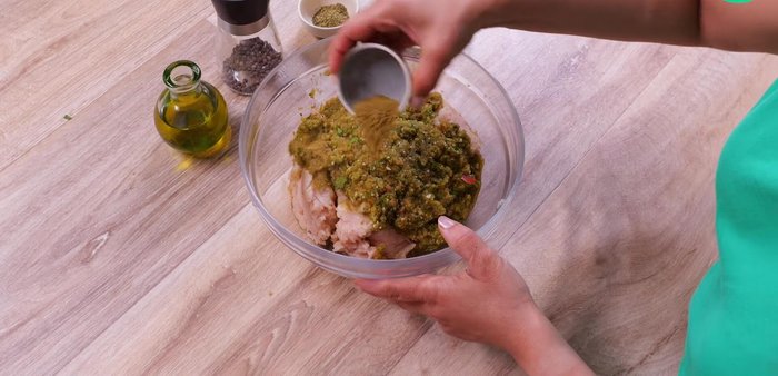 Dans un saladier, mélanger la viande hachée avec les légumes mixés, le cumin, le paprika, les herbes de Provence, le sel, le poivre et l'huile d'olive.