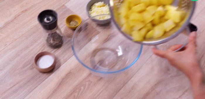 Éplucher et couper les pommes de terre en dés. Les faire cuire dans un grand volume d'eau salée. Écraser les pommes de terre cuites avec un presse-purée.