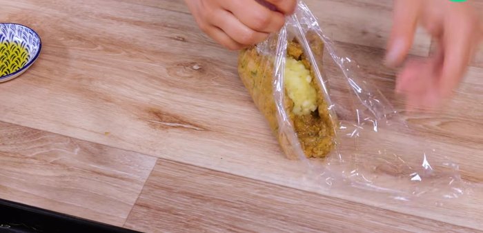 Déposer la boule farcie dans un plat à gratin. Répéter l'opération avec le reste de la viande et de la purée.