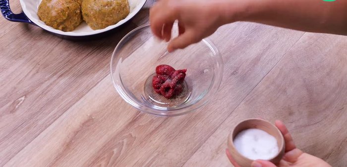 Dans un bol, mélanger le concentré de tomate avec du sel, du poivre et de l'eau.