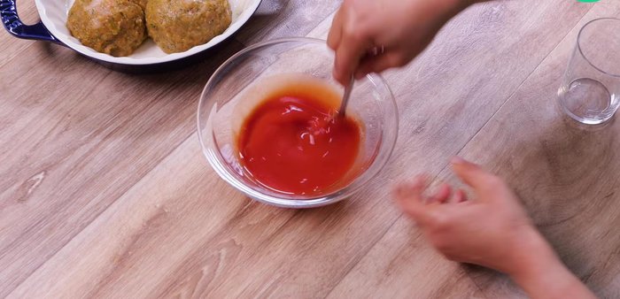 Arroser les boulettes avec la sauce tomate. Mettre à cuire pendant 35 minutes dans un four préchauffé à 200°C.