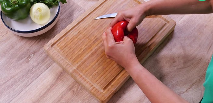 Couper grossièrement les poivrons, l'oignon et le persil.