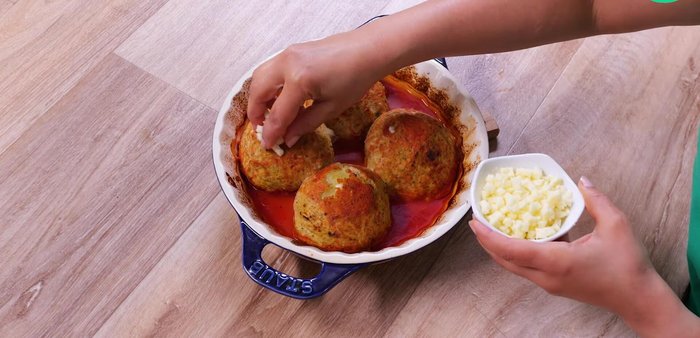 Sortir le plat du four, saupoudrer de mozzarella râpée et remettre au four pour 10 minutes.