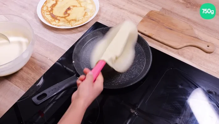 Cuisson des crêpes : Faire chauffer la crépière, la graisser. Verser une louche de pâte et la répartir. Attendre que les bords colorent, décoller à l’aide d’une spatule, retourner et cuire une minute environ. Recommencer avec le reste de la pâte.