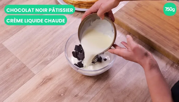 Préparation de la ganache : Faire chauffer la crème liquide et la verser sur le chocolat coupé en morceaux. Mélanger jusqu’à ce que le chocolat fonde.