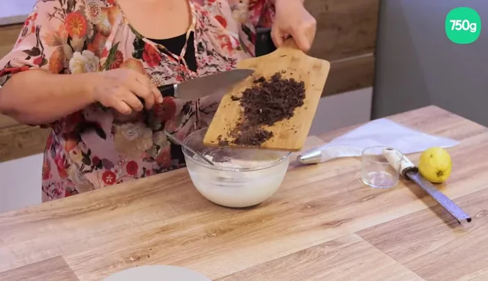 Préparer la stracciatella : mélanger la ricotta avec le zeste de citron et les éclats de chocolat. (99.88)