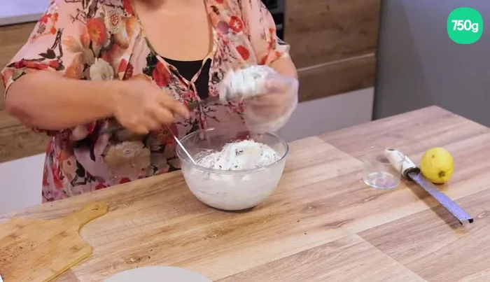 Mettre la stracciatella dans une poche à douille. (107.119)