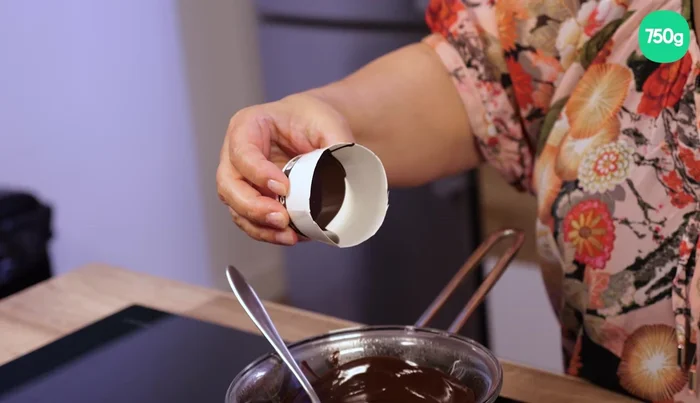 Retourner les gobelets sur une assiette plate pour que le chocolat arrive au bord. (201.519)