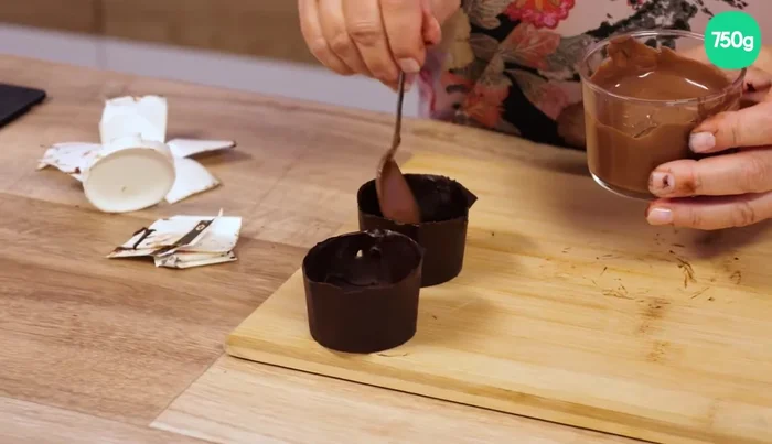 Ajouter une garniture au choix : pâte à tartiner, caramel au beurre salé, coulis de framboise... (361)