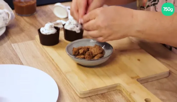 Terminer par un croustillant (cookies émiettés, pralin, noisettes…) (391.599)