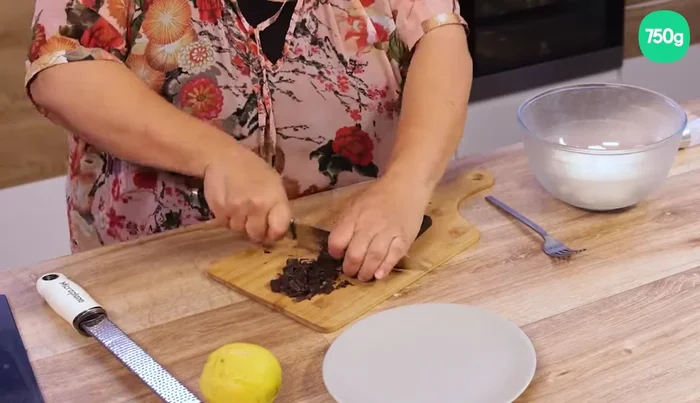 Concasser le chocolat noir pour obtenir des éclats. (59.359)