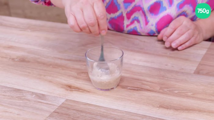 Délayer la levure dans un peu d'eau pour l'activer.