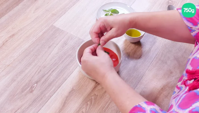 Préparer la sauce tomate : mélanger le coulis de tomate avec du basilic frais, de l'huile d'olive et du sel.