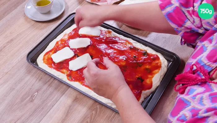 Ajouter des tranches de mozzarella (décorée), du jambon blanc.