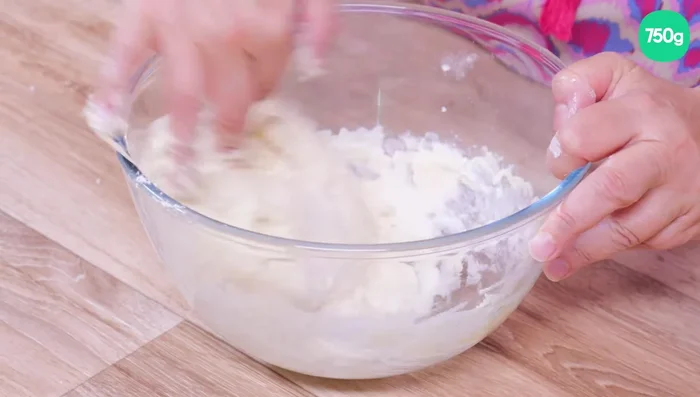 Pétrir délicatement la pâte à la main (elle collera, c'est normal).