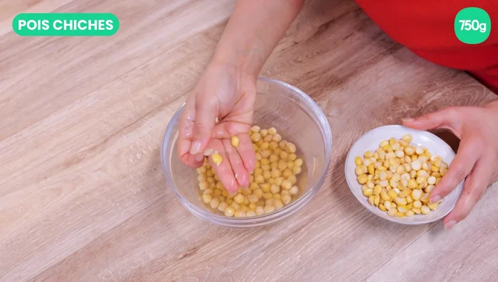 Enlevez la peau des pois chiches trempés.