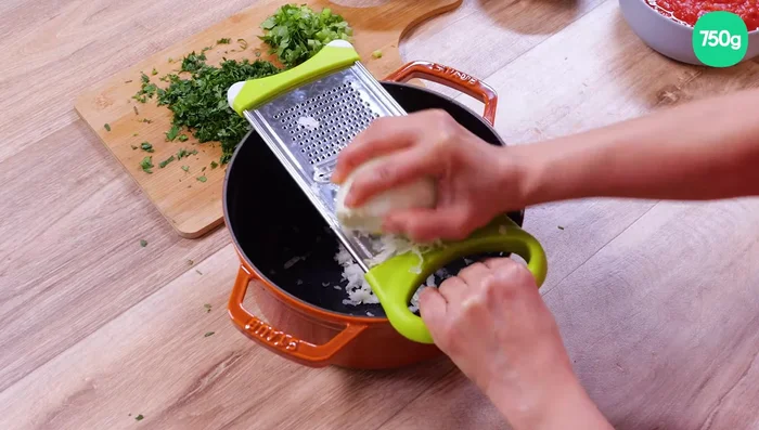 Dans une marmite, râpez l'oignon, puis ajoutez les herbes hachées, les pois chiches, les lentilles, la cannelle, le curcuma, le gingembre, le sel, le poivre, la viande, le beurre, la pâte de tomate et le concentré de tomate.