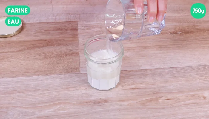 Dans un bocal, délayez la farine dans 50 cl d'eau. Secouez énergiquement pour éviter les grumeaux.