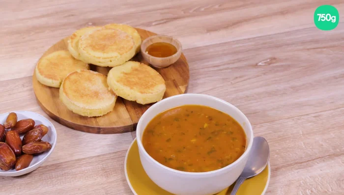 Dégustez la harira avec des dattes, des galettes de semoule et des œufs durs.