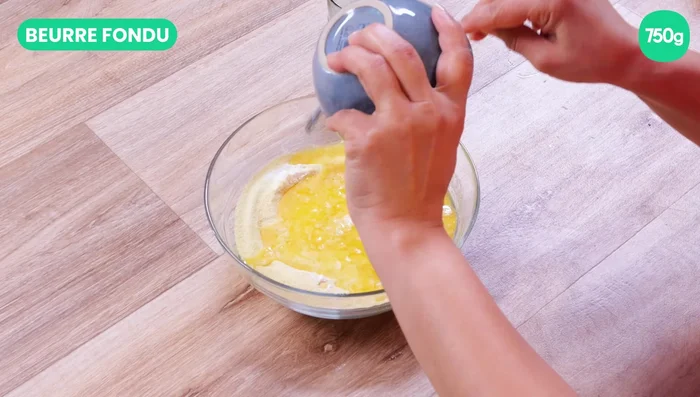 Pour les galettes de semoule (Harcha) : Mélangez la semoule, le sel, la levure chimique, le beurre fondu et mélangez jusqu'à obtenir un mélange sableux.