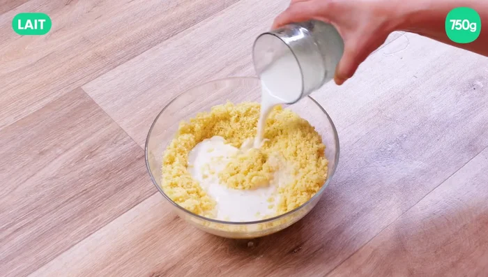 Ajoutez le lait (ou l'eau) et mélangez jusqu'à obtenir une pâte légèrement collante. Laissez reposer 5 minutes.