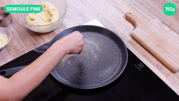 Façonnez la pâte : étalez-la sur 1 cm d'épaisseur et découpez des formes, ou bien remplissez des cercles à pâtisserie.