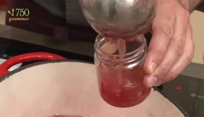 Mettre la confiture chaude dans des pots stérilisés, bien fermer et retourner les pots pour la conservation.