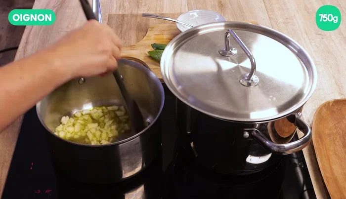 Préparer la sauce tomate : Faire revenir des oignons dans de l'huile d'olive. Ajouter quelques feuilles de basilic pour parfumer la sauce. (192.12)