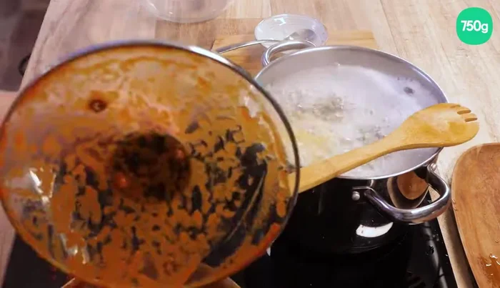 Cuire les spaghetti : Faire cuire les spaghetti dans une casserole haute avec beaucoup d'eau bouillante jusqu'à ce qu'ils soient bien al dente, légèrement croquants sous la dent. (216.4)