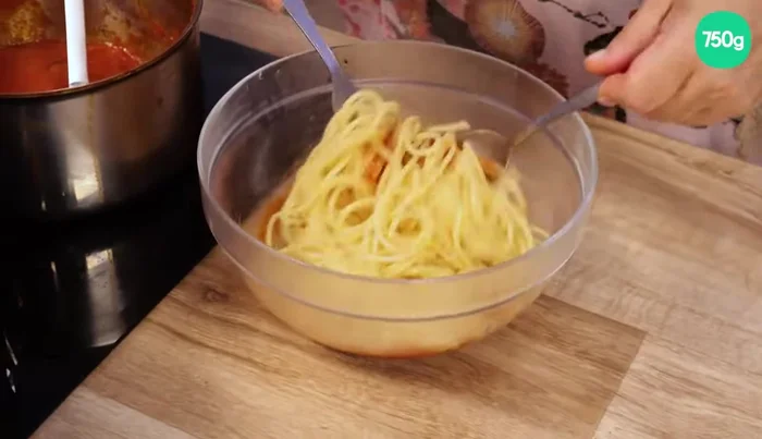 Assembler les roulades : Mélanger les spaghettis avec un peu de sauce tomate. Prendre une tranche d'aubergine, ajouter un peu de spaghettis, de mozzarella et de jambon. Rouler fermement. (248.36)