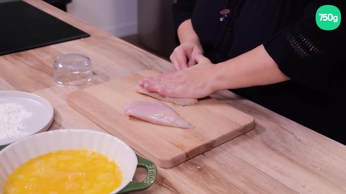 Découpez les blancs de poulet en escalopes.