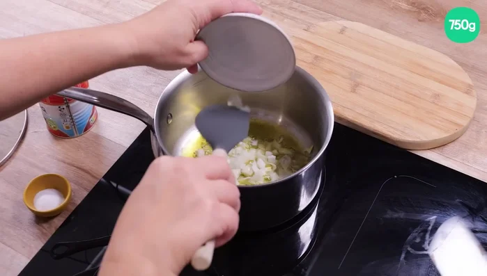 Faites rissoler les oignons émincés dans l'huile d'olive jusqu'à ce qu'ils blondissent.