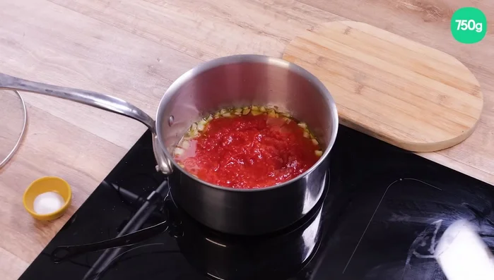 Ajoutez la pâte de tomate, du sel, mélangez et laissez mijoter la sauce à feu moyen pendant 10 à 20 minutes jusqu'à ce qu'elle épaississe.