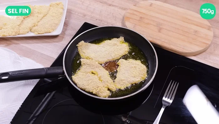 Faites dorer les escalopes dans l'huile d'olive chaude de chaque côté.