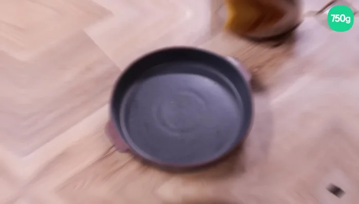 Disposez les escalopes dans un plat allant au four. Napper généreusement de sauce tomate.