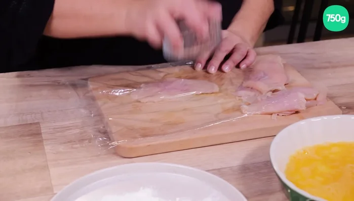 Aplatissez les escalopes entre deux feuilles de film alimentaire à l'aide d'un marteau à viande ou du fond d'un verre épais.