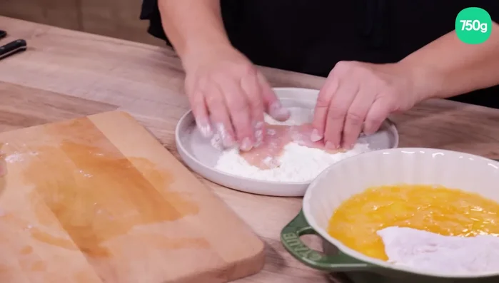 Trempez les escalopes dans les œufs battus plusieurs fois pour qu'elles s'imbibent bien. Laissez-les reposer dans les œufs pendant la préparation de la sauce.